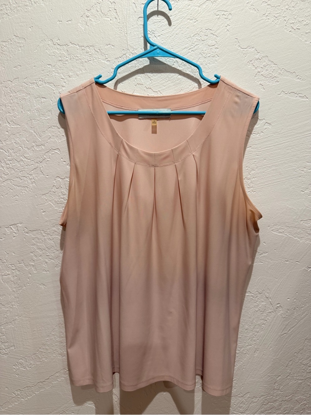 Jones Studio Blush Pleated Scoop Neck Sleeveless Top